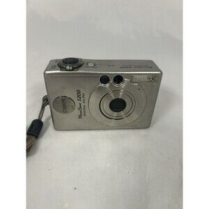 Canon PowerShot S200 Digital Elph 2.0MP Camera Silver w Battery Powers On